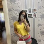 YIKOEE Mini Purse for Women with Detachable Plastic Chain Strap (White)