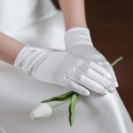 White Short Gloves Women Fancy White Satin Gloves Costume 9″ White Wrist Lenth Gloves for Opera Wedding 1920s Party Roaring 20 s Accessories Dance Dress Halloween Cosplay Great Gatsby Fashion Outfits